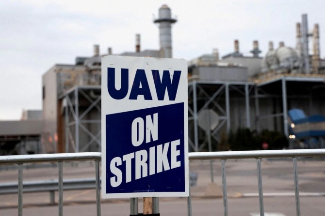 2023년 10월 25일 미국 미시간주 웨인에 있는 포드 미시간 조립 공장 밖에 파업 중인 유나이티드 자동차 노동자 표지판이 보이고 있다. 사진=로이터