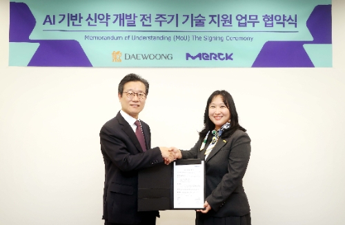 머크 라이프사이언스가 대웅제약과 AI 기반 신약 개발 플랫폼 구축 및 신약개발 전 주기 기술 지원을 위한 업무협약을 체결했다. 왼쪽부터 박준석 대웅제약 신약센터장과 정지영 머크 라이프사이언스 사이언스 앤 랩 솔루션 대표가 업무협약을 체결한 뒤 기념촬영을 하고 있다. 사진=대웅제약