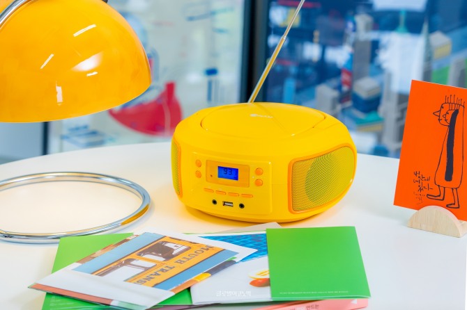 '제이브 팝'의 밝은 노란색과 살구빛 라운드 컬러는 아이들의 방에 두고 사용하기 좋다. 