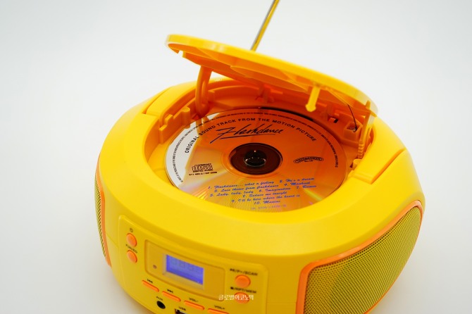 많은 이들이 CD를 보유하고 있는 만큼 CD플레이어의 수요도 상당하다. 아남 '제이브 팝'은 저렴한 가격으로 구매할 수 있는 포터블 CD플레이어다.