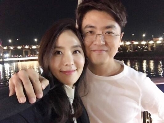 박지윤 최동석 부부가 결혼 14년 만에 이혼한다. 박지윤 소속사 JDB엔터테인먼트는 지난달 31일 박지윤 씨가 현재 이혼 절차를 밟고 있다고 밝혔다. 박지윤 최동석은 최근 이혼조정신청서를 법원에 제출했다. 박지윤 최동석은 KBS 아나운서 30기 입사 동기로, 사내 연애를 하다 2009년 11월 결혼했다. 박지윤은 2008년, 최동석은 2021년 KBS를 퇴사하고 프리랜서를 선언했다. 두 사람에게는 1남 1녀 자녀가 있다. 박지윤은 얼마 전 남편 최동석 건강 문제 등으로 가족들과 제주도에서 거주 중이라고 밝혔다. 몇 해 전 제주도로 이사를 한 것으로 알려졌다. 최동석은 과거 자신의 인스타그램 스토리에 “누가 제주도 살자고 했니? 난 여기가 맞네”라고 적은 적 있다. 사진=박지윤 인스타그램