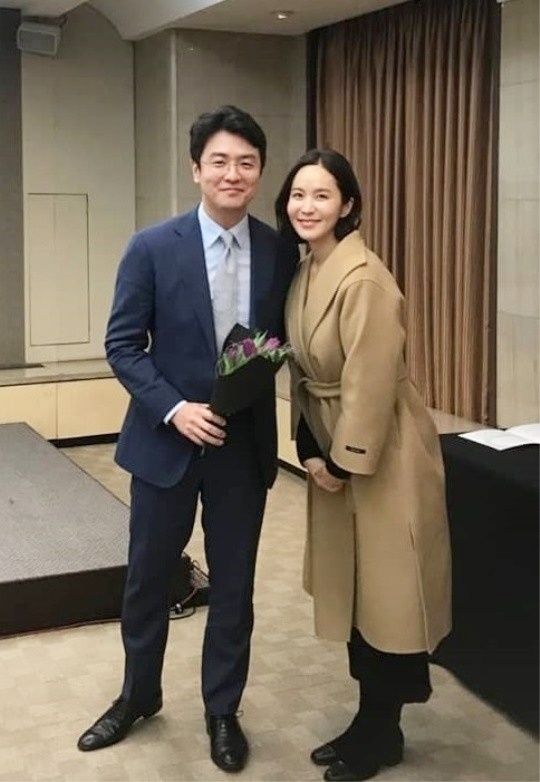박지윤 최동석 부부가 결혼 14년 만에 이혼한다. 박지윤 소속사 JDB엔터테인먼트는 지난달 31일 박지윤 씨가 현재 이혼 절차를 밟고 있다고 밝혔다. 박지윤 최동석은 최근 이혼조정신청서를 법원에 제출했다. 박지윤 최동석은 KBS 아나운서 30기 입사 동기로, 사내 연애를 하다 2009년 11월 결혼했다. 박지윤은 2008년, 최동석은 2021년 KBS를 퇴사하고 프리랜서를 선언했다. 두 사람에게는 1남 1녀 자녀가 있다. 박지윤은 얼마 전 남편 최동석 건강 문제 등으로 가족들과 제주도에서 거주 중이라고 밝혔다. 몇 해 전 제주도로 이사를 한 것으로 알려졌다. 최동석은 과거 자신의 인스타그램 스토리에 “누가 제주도 살자고 했니? 난 여기가 맞네”라고 적은 적 있다. 사진=박지윤 인스타그램
