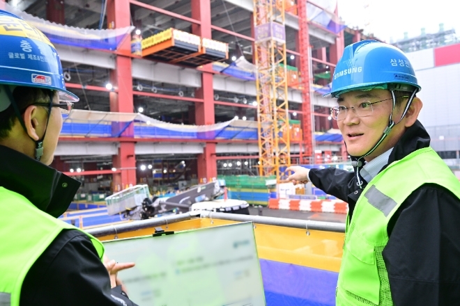 지난달 19일 삼성전자 기흥캠퍼스를 찾은 이재용 회장이 차세대 반도체 R&D단지 건설 현장을 점검하고 있다. 사진=삼성전자