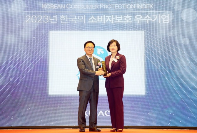 지난 10월 31일 서울시 영등포구 서울시티클럽에서 진행된 ‘2023년 한국의 소비자보호 우수기업’ 시상식에서 신한은행 소비자보호그룹 박현주 부행장(오른쪽), 한국능률협회컨설팅 한수희 대표이사가 기념촬영하는 모습. 사진=신한은행
