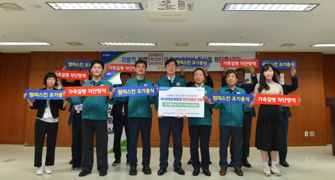 농협손해보험 최문섭 대표이사(사진 오른쪽)와 나눔축산운동본부 안병우 상임공동대표(사진 왼쪽)가 기념사진을 촬영하고 있다. 사진=NH농협손보 제공.