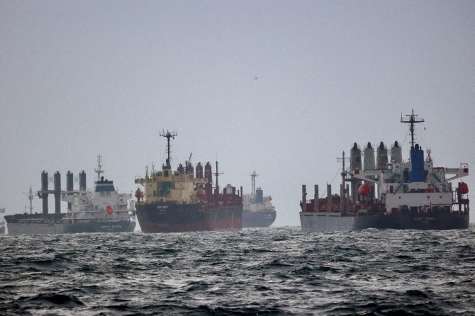 러시아가 우크라이나 해상 수출 통로를 위협하고 있다. 사진은 지난해 터키 이스탄불 보스포루스 해협 남쪽에 흑해곡물협정에 따라 선박들이 검사를 기다리는 모습. 사진=로이터