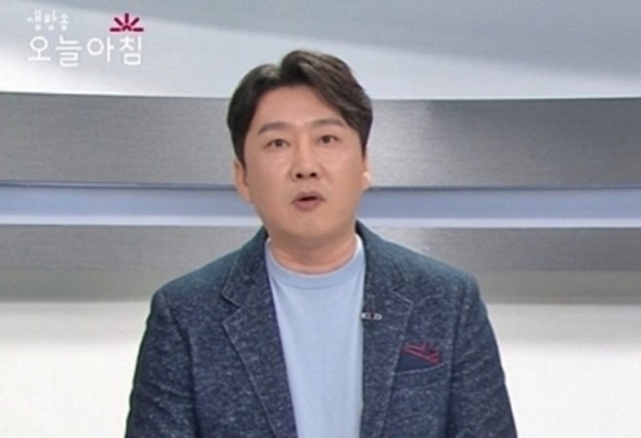 김태민 사망 소식이 전해졌다. 리포터 김태민이 뇌출혈로 돌연 사망했다. 향년 45세. 지난달 31일 유족에 따르면 김태민은 전날 오후 2시쯤 뇌출혈로 사망했다. 유족은 고인이 평소 앓던 지병은 없었다고 밝혔다. 김태민은 2008년부터 15년간 MBC 시사교양 프로그램 '생방송 오늘 아침'에서 리포터로 활동했다. 사망 당일 오전에도 '생방송 오늘 아침'에 출연했다. 새벽부터 방송을 준비해온 고인은 이날도 방송을 마친 뒤 서울 등촌동 자택으로 귀가해 낮잠을 자다 깨어나지 못하고 사망했다. 사진=MBC '생방송 오늘 아침'