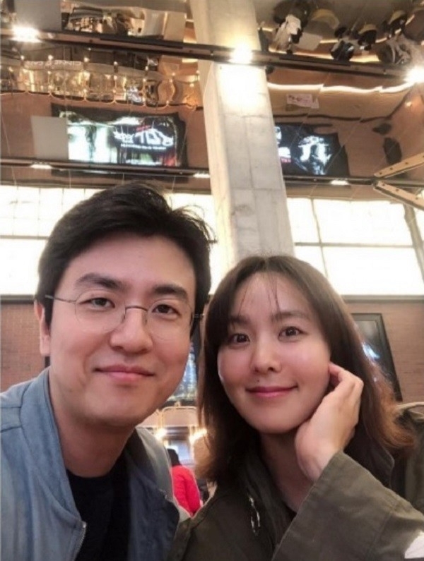 방송인 박지윤 최동석 이혼(파경) 발표 후 각종 억측이 난무하자 최동석이 강경 대응을 예고했다. 최동석은 지난달 31일 자신의 인스타그램에서 이 시기에 이런 글 쓰는 것 정말 죄송하다며 저희 부부의 이야기를 두고 많은 억측과 허위 사실이 돌아 이를 바로잡고 일부의 자제를 촉구한다고 당부했다. 그는 과거 제가 제작한 영상이 아닌 '남자가 이래야 한다'는 내용이 담긴 영상을 공유한 적이 있다. 사진 속 표현이 마치 아내 귀책인 것처럼 조작되고 왜곡된 부분을 바로잡고자 한다며 이런 억측이 계속된다면 강경 대응할 것이라고 경고했다. 사진은 이혼하는 박지윤 최동석. 사진=박지윤 인스타그램