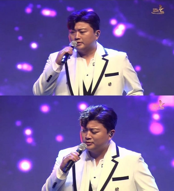가수 김호중이 제10회 이데일리 문화대상 특별상을 받았다. 김호중은 1일 서울 중구 세종문화회관 대극장에서 열린 제10회 이데일리 문화대상 특별상 시상식에서 프런티어상(특별상)을 수상, ‘트바로티’ 업적을 인정받았다. 이날 김호중은 “‘프런티어’라는 의미를 다시 한번 생각하게 됐다. 생각의 종착점은 제가 가고 싶은 이 길을 꾸준히 가면 이 상을 수상한 것처럼 제 음악을 계속하면 될 것 같다고 생각했다”며 “제가 사랑하는 아리스, 팬들에게 영광을 돌리고 싶다”고 수상 소감을 밝혔다. 사진은 제10회 이데일리 문화대상’ 생중계 캡처. 사진=제이지스타(JG STAR)