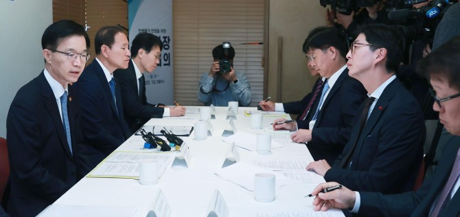방문규(맨 왼쪽) 산업통상자원부 장관이 지난 18일 오전 서울 중구 달개비에서 열린 '민생물가안정을 위한 석유시장 점검회의'에 참석해 발언하고 있다. 사진=산업통상자원부 