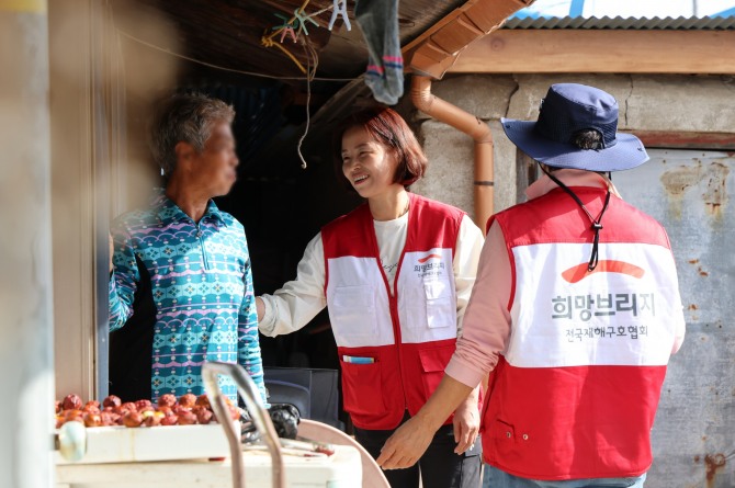 희망드림봉사단 단원들이 2023 지속돌봄사업 지원 대상자와 대화를 하고 있다.  /사진=희망브리지