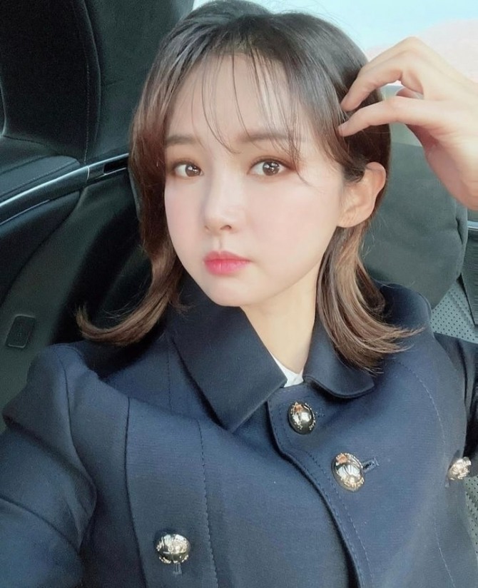 남현희 남편 전청조(27) 씨가 과거 성전환자(트랜스젠더)에게 접근해 “여자친구와 성관계를 어떻게 하느냐”고 질문한 사실이 알려졌다. JTBC는 10월 26일 전청조 씨를 직접 만난 트랜스젠더 남성 A씨와의 인터뷰를 보도했다. A씨에 따르면 당시 전 씨는 학생 중 1명이 여자에서 남자가 되고 싶다고 그러더라. 성별을 바꾸는 자세한 방법과 필요한 서류를 알려달라고 부탁했다. 또 전 씨가 여자친구와 성관계는 어떻게 하냐고 묻자 A씨는 트랜스젠더(트랜스·트젠·트렌스·성전환자)들이 사용하는 기구를 알려줬다. 이 기구는 실제와 비슷해 진짜인지 가짜인지 구별이 어렵다고 대답했다. 사진=남현희 인스타그램
