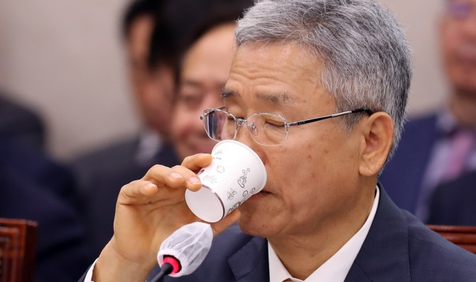 김동철 한국전력공사 사장이 지난달 19일 서울 여의도 국회에서 열린 국회 산업통상자원중소벤처기업위원회의 산업통상자원부 국정감사에서 의원질의 도중 물을 마시고 있다. 사진=뉴시스 