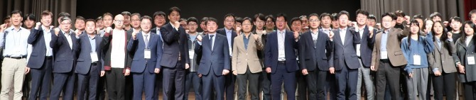 농림축산식품부와 농어촌공사는 지난 2일부터 이틀간 ‘2023년 농업용 지하수자원관리 워크숍’을 개최했다.  전국 지하수 관리업무 담당 공무원, 전문가 등 300여명이 기념촬영을 하고 있다. 사진=한국농어촌공사