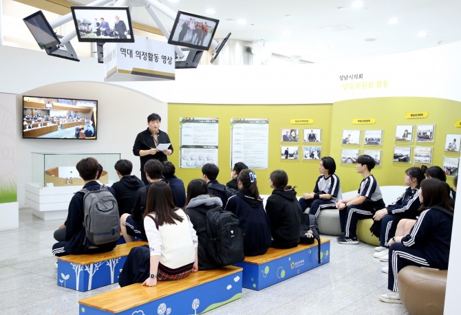 효성고등학교 학생자치법정부 학생들 성남시의회 홍보관서 진행자의 설명을 듣고 있다. 사진=성남시의회