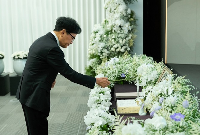 3일 오전 서울시 중구 필동 CJ인재원에서 열린 故 손복남 고문 1주기 추모식에서 CJ그룹 이재현 회장이 헌화하고 있다.  /사진=CJ그룹
