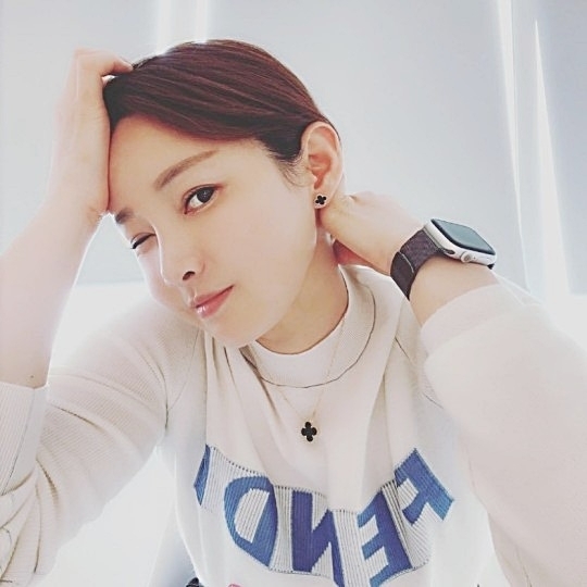 남현희 남편 전청조(27) 씨가 과거 성전환자(트랜스젠더)에게 접근해 “여자친구와 성관계를 어떻게 하느냐”고 질문한 사실이 알려졌다. JTBC는 10월 26일 전청조 씨를 직접 만난 트랜스젠더 남성 A씨와의 인터뷰를 보도했다. A씨에 따르면 당시 남현희 남편 전청조 씨는 학생 중 1명이 여자에서 남자가 되고 싶다고 그러더라. 성별을 바꾸는 자세한 방법과 필요한 서류를 알려달라고 부탁했다. 또 전 씨가 여자친구와 성관계는 어떻게 하냐고 묻자 A씨는 트랜스젠더(트랜스·트젠·트렌스·성전환자)들이 사용하는 기구를 알려줬다. 이 기구는 실제와 비슷해 진짜인지 가짜인지 구별이 어렵다고 대답했다. 사진=남현희 인스타그램