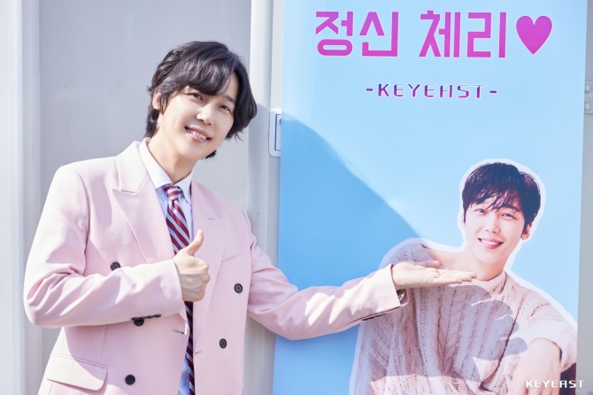 배우 윤종훈의 순두부 매력이 포착됐다. SBS 금토드라마 ‘7인의 탈출’(극본 김순옥 연출 주동민·오준혁 제작 초록뱀미디어·스튜디오S)에서 찌질함과 비열함을 오가는 체리엔터테인먼트 대표 양진모 역을 맡은 윤종훈의 반전 비하인드 스틸이 3일 공개됐다. 사진=키이스트