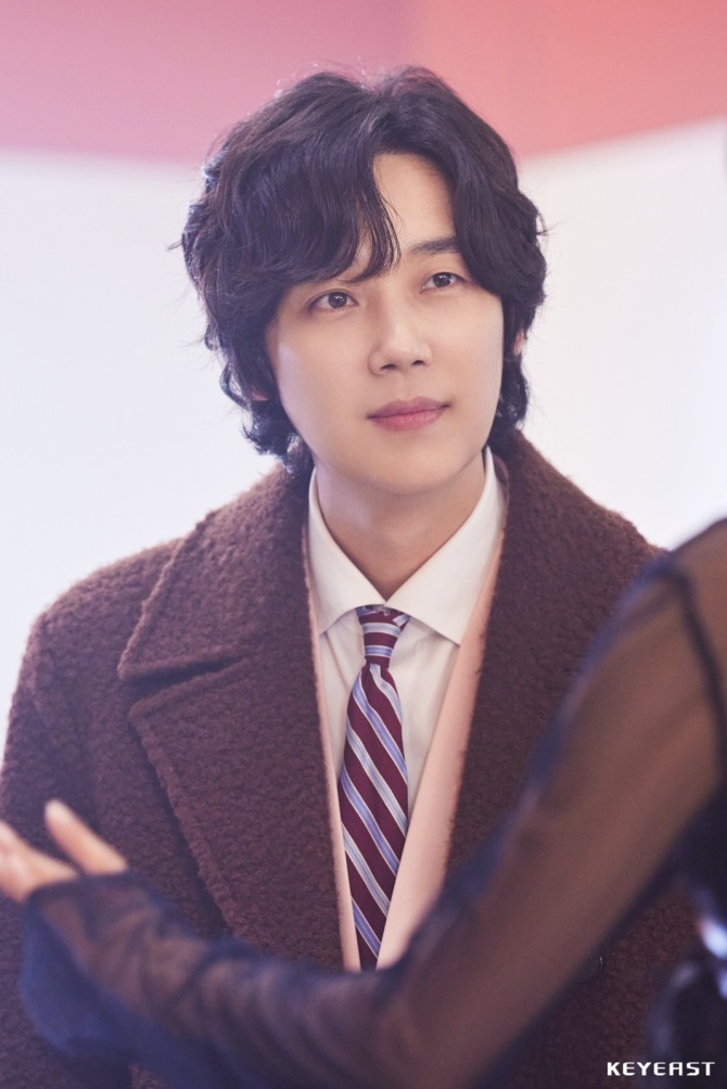 배우 윤종훈의 순두부 매력이 포착됐다. SBS 금토드라마 ‘7인의 탈출’(극본 김순옥 연출 주동민·오준혁 제작 초록뱀미디어·스튜디오S)에서 찌질함과 비열함을 오가는 체리엔터테인먼트 대표 양진모 역을 맡은 윤종훈의 반전 비하인드 스틸이 3일 공개됐다. 사진=키이스트