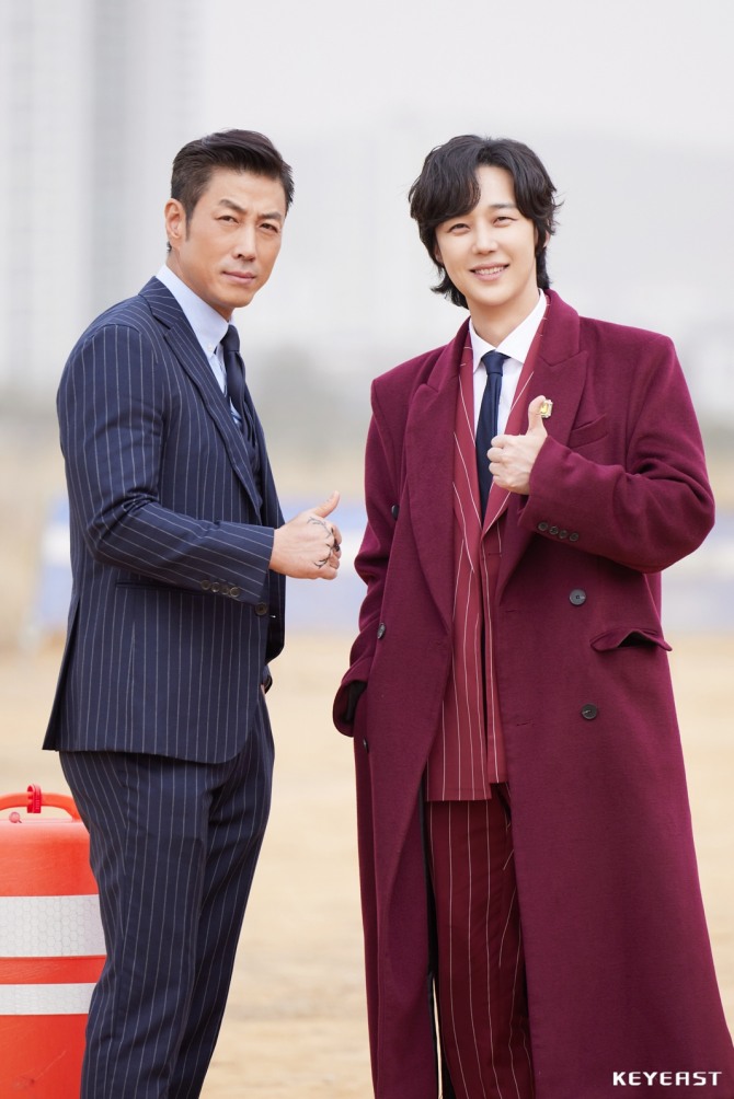 배우 윤종훈의 순두부 매력이 포착됐다. SBS 금토드라마 ‘7인의 탈출’(극본 김순옥 연출 주동민·오준혁 제작 초록뱀미디어·스튜디오S)에서 찌질함과 비열함을 오가는 체리엔터테인먼트 대표 양진모 역을 맡은 윤종훈의 반전 비하인드 스틸이 3일 공개됐다. 사진=키이스트