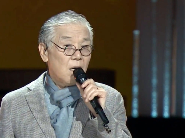 가수 홍민 별세 소식이 전해졌다. 향년 76세. 박성서 대중음악평론가는 지난 2일 가수 홍민 별세 소식을 전했다. 가수 홍민은 이날 대장암 투병 끝에 별세했다. 홍민은 가수 이수만, 장현과 함께 '마삼(馬三) 트리오' 별명으로 불렸다. 사진=KBS 1TV '가요무대'