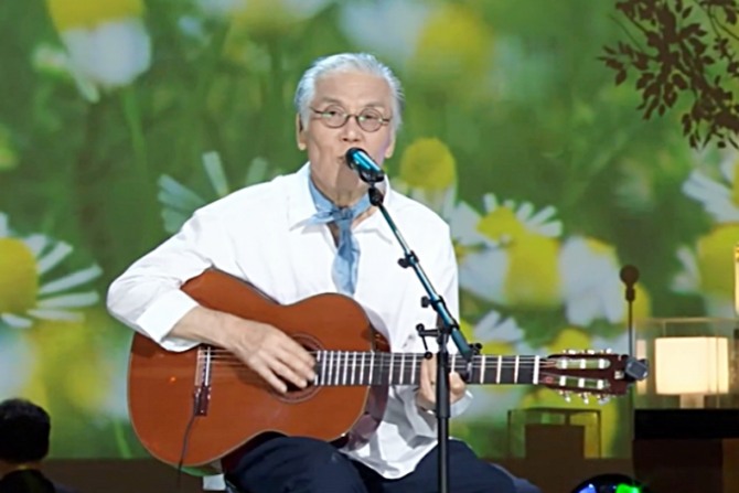 가수 홍민 별세 소식이 전해졌다. 향년 76세. 박성서 대중음악평론가는 지난 2일 가수 홍민 별세 소식을 전했다. 가수 홍민은 이날 대장암 투병 끝에 별세했다. 홍민은 가수 이수만, 장현과 함께 '마삼(馬三) 트리오' 별명으로 불렸다. 사진=KBS 1TV '가요무대'