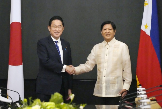 3일 필리핀에서 정상회담 하는 기시다(왼쪽) 일본 총리와 마르코스 필리핀 대통령. 사진=연합뉴스