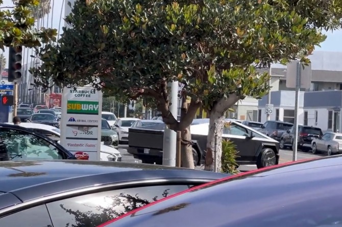 최근 미국 캘리포니아주 산타모니카에서 카메라에 포착된 매트블랙 색상의 사이버트럭 양산형 모델. 사진=X