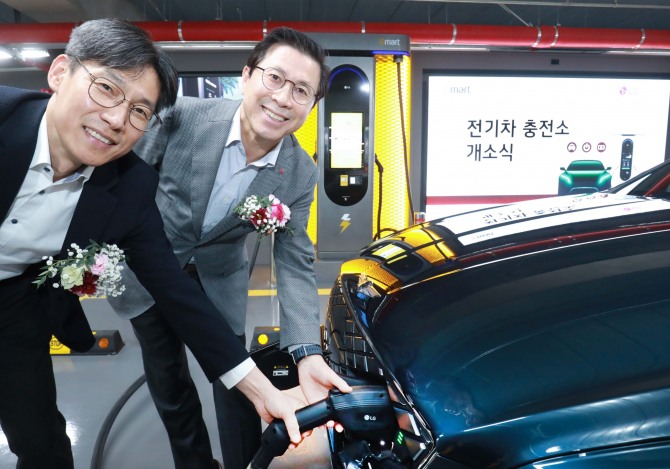 (좌)최진일 이마트 마케팅 담당, (우)장익환 LG전자 BS사업본부장이 전기차를 충전하고 있다.  사진=LG전자