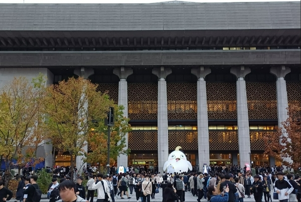 광화문 세종문화회관 입구에 블루 아카이브 내 캐릭터 '페로로지라' 거대 조형물이 전시됐다. 사진=이원용 기자