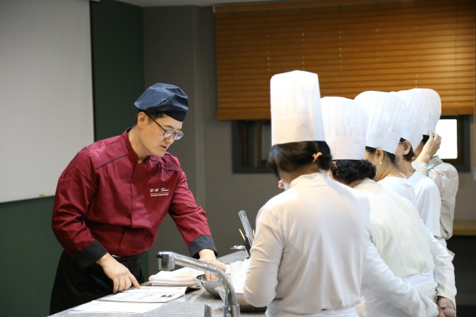 경기 용인시에 위치한 현대그린푸드 본사에서 사회취약계층 대상 한식조리기능사 자격증 취득 교육이 진행되고 있다.  /사진=현대그린푸드