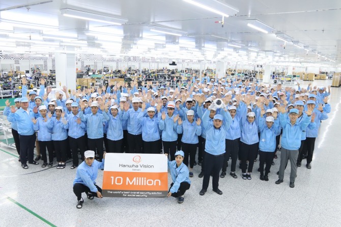 지난 10월 30일, 한화비전 베트남 제조법인 직원들이 누적 생산 1000만대 달성을 기념해 사진 촬영을 하고 있다. 사진=한화비전