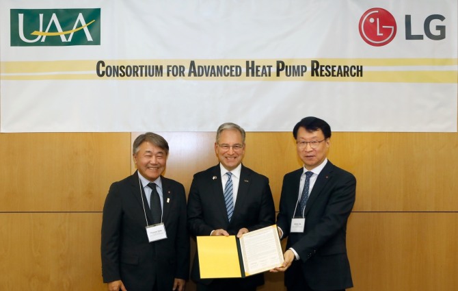 (왼쪽부터)윤태봉 LG전자 북미지역대표 겸 미국법인장(부사장), 숀파넬 알래스카 앵커리지 대학교 총장, 이재성 LG전자 H&A사업본부 에어솔루션사업부장(부사장)이 최근 미국 알래스카주 앵커리지에서 개최한 히트펌프 기술 개발 컨소시엄 발족식에서 기념 촬영을 하고 있다. 사진=LG전자