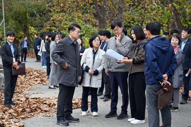 안산시는 지난 3일 사동 일원에서 경기도 지방정원 조성 등 주요 현안을 점검하기 위해 이민근 시장과 시 간부 공무원 등 30여 명이 참석한 가운데 현장 간부회의를 진행했다. 사진=안산시