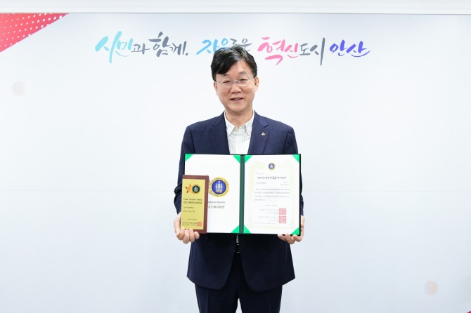 안산시는 한국소비자협회에서 주관하는 2023 대한민국 소비자대상에서 이민근 안산시장이 ‘소비자친화행정부문에 대상’을 받았다. 사진=안산시