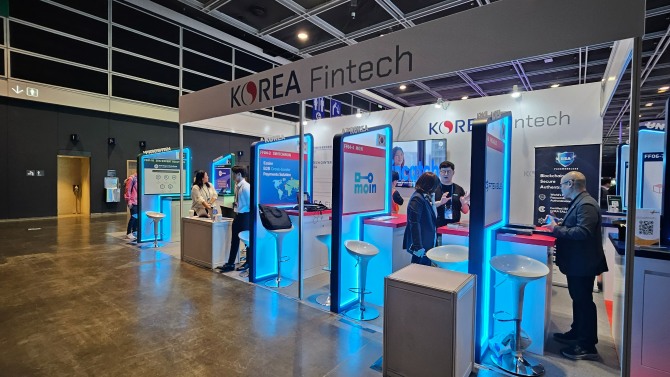 5일 막을 내린 ‘2023 홍콩 핀테크 위크(2033 Hong Kong Fintech Week)’에서 한국 핀테크 기업들이 기술을 소개하고 있다. 에프엔에스벨류 제공