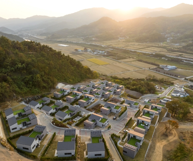 DL이앤씨가 전남 구례군 산동면에 준공한 국내 최초의 ‘타운형 모듈러 단독주택 단지’ 모습. 사진=DL이앤씨