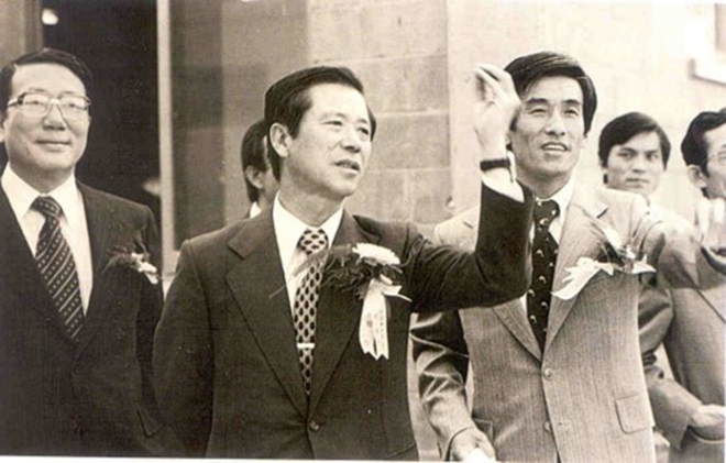 이동찬 코오롱그룹 선대회장(왼쪽에서 두번째)이 1977년 그룹 회장 취임 이후 코오롱유화 울산공장 준공식에 참석해 임직원들을 격려하고 있다. 사진=코오롱그룹