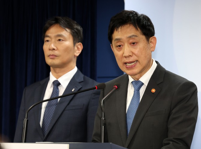 공매도 거래가 전격 금지된 6일 한국 증시는 뜨겁게 달아올랐다. 지난 5일김주현 금융위원장과 이복현 금융감독원장이 정부서울청사에서 임시 금융위원회를 마친 뒤 내년 상반기까지 공매도를 전면 금지하겠다고 밝히고 있다. 사진=뉴시스