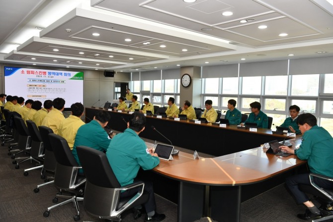 소 럼피스킨 확산 차단에 주력하고 있는 가운데 3일 확산방지 총력대응을 위한 방역대책회를 개최했다. 사진=경북농협 