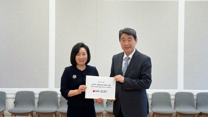 전주혜 의원(왼쪽)이 이주호 교육부장관과 면담 후 기념촬영을 하고 있다. 사진=의원실