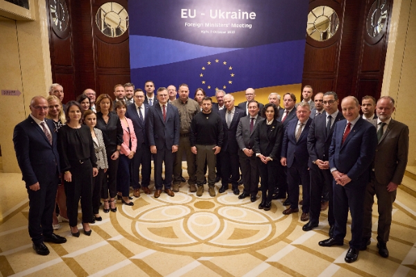 우크라이나 대통령 공보실이 제공한 사진에 볼로디미르 젤렌스키 우크라이나 대통령(가운데)이 지난달 2일 우크라이나 키이우에서 열린 유럽연합(EU) 외무장관 회담 참석자들과 기념 촬영을 하고 있다.  사진=뉴시스