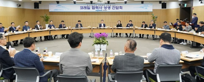 한문희 한전 사장을 비롯해 계약 및 연구 관련 부서의 경영진이 참석한 가운데 중소기업 지원방안을 논의하고 있다. 사진=한국철도공사