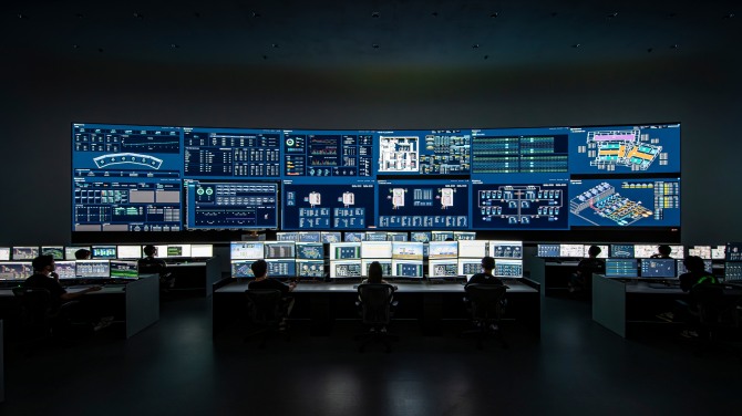 지진, 정전, 화재 등과 같은 재난재해에 끄덕 없도록 설계된 각 세종은 지진을 대비해서는 원자력 발전소 수준의 건물에 적용하는 특등급의 내진 설계를 건물 구조체 뿐 아니라 서버랙 단위까지 전체 적용했다. 이는 일본 후쿠시마 지진 강도에 해당하는 진도 9.0, 규모 7.0 수준의 지진에도 안전한 것으로 평가받는 등급이다. 사진은 각 세종의 관제센터 모습. 사진=네이버