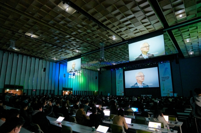 7일 삼성전자 주최로 경기도 수원시 수원컨벤션센ㅌ터에서 열린 ‘삼성 AI 포럼’ 현장 전경. 이날 포럼에서는 인공지능과 컴퓨터 공학 분야 세계적인 석학과 전문가들이 모여 주제발표와 토론을 진행했다. 사진=삼성전자