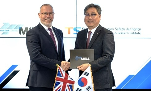 엄성복(오른쪽) 한국교통안전공단 자동차안전연구원 원장과 디클렌 알렌(Declan Allen·왼쪽) HORIBA MIRA 대표이사가 지난 6일 영국 너니튼에서 업무협약 체결한 후 관계자들과 기념사진을 찍고 있다. 사진=한국교통안전공단