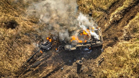  5일(현지시간) 공개된 사진에서 불레다르 마을 근처 들판에서 러시아 탱크가 불타고 있다. 사진=로이터