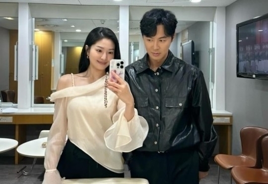 전진 부친상·찰리박 사망 소식이 전해졌다. 7일 소속사 라이브웍스컴퍼니에 따르면 그룹 신화 전진(본명 박충재) 부친(아버지) 방송인 찰리박(본명 박영철)이 지난 6일 별세했다. 향년 68세. 찰리박 사인(사망 원인)은 정확히 알려지지 않았으나 2017년 한 방송에 출연해 뇌졸중으로 쓰러진 뒤 왼쪽 편마비와 언어장애를 앓고 있다고 털어놔 안타까움을 샀다. 빈소는 경기 안양 메트로병원 장례식장에 차려졌다. 전진이 상주로 아내 류이서 씨와 함께 조문객을 맞는다. 발인은 오는 9일 엄수된다. 사진은 전진 류이서 부부. 사진=류이서 개인 채널
