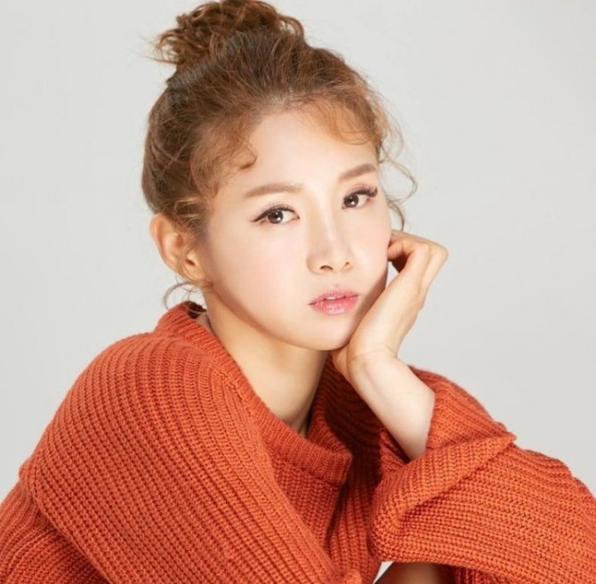 남현희 남편 전청조(27) 씨가 과거 성전환자(트랜스젠더)에게 접근해 “여자친구와 성관계를 어떻게 하느냐”고 질문한 사실이 알려졌다. JTBC는 10월 26일 전청조 씨를 직접 만난 트랜스젠더 남성 A씨와의 인터뷰를 보도했다. A씨에 따르면 당시 남현희 남편 전청조 씨는 학생 중 1명이 여자에서 남자가 되고 싶다고 그러더라. 성별을 바꾸는 자세한 방법과 필요한 서류를 알려달라고 부탁했다. 또 전 씨가 여자친구와 성관계는 어떻게 하냐고 묻자 A씨는 트랜스젠더(트랜스·트젠·트렌스·성전환자)들이 사용하는 기구를 알려줬다. 이 기구는 실제와 비슷해 진짜인지 가짜인지 구별이 어렵다고 대답했다. 사진=남현희 인스타그램