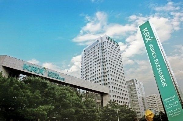 8일 한국거래소에 따르면 이날 오전 9시 27분 현재 코스피는 전장보다 8.86포인트(0.36%) 상승한 2,452.82를 기록중이다. 사진=한국거래소
